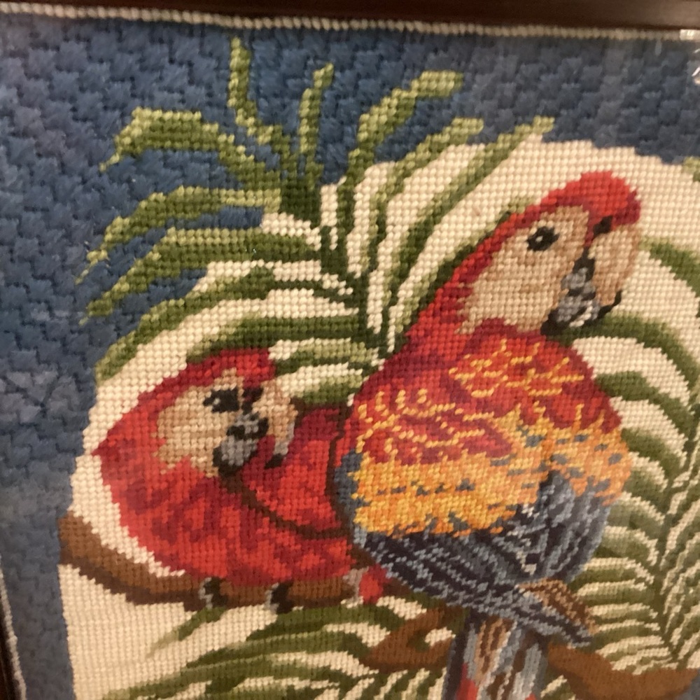 1980s crewel needle point of parrots - Picture 5 of 9